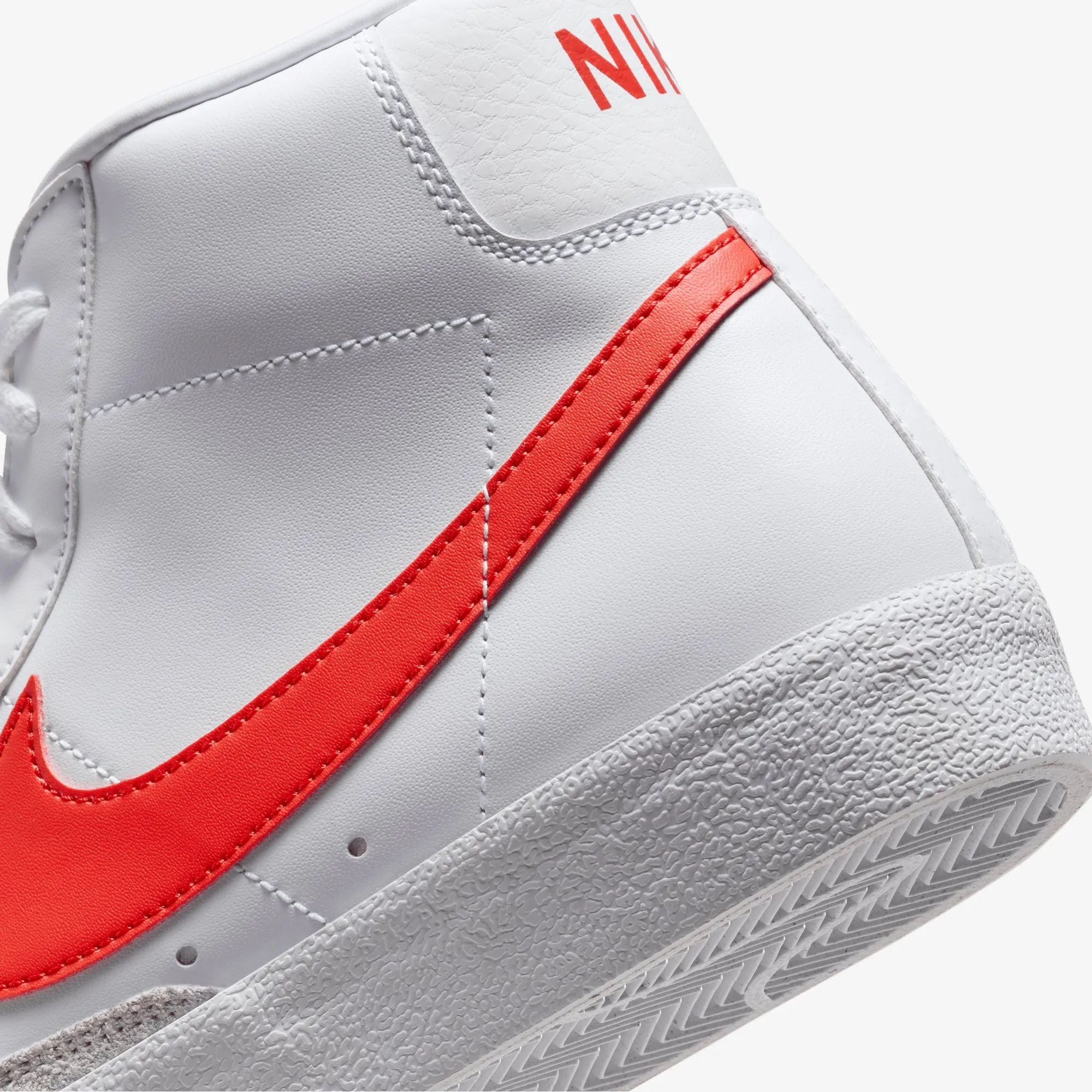 Nike | BLAZER MID '77 VINTAGE { WHITE/PICANTE RED-SUMMIT WHITE